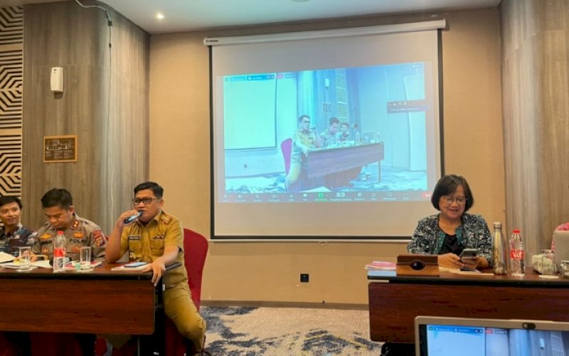 DISKUSI PUBLIK. Kepala Diskominfo-SP Provinsi Sulsel, Amson Padolo, saat menghadiri acara Diskusi Publik dan Diseminasi Standar Norma dan Pengaturan (SNP) Komnas HAM tentang Kebebasan Berpendapat dan Berekspresi dalam Kebebasan Pers yang diselenggarakan Human Right Working Grub (HRWG) di Hotel Mercure Makassar, Selasa (9/8/2022). foto: istimewa