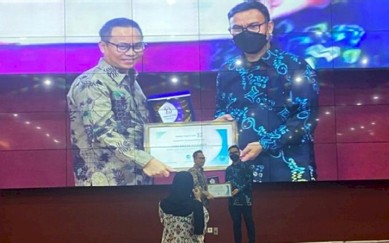 PENGHARGAAN. Menteri Pertanian periode 2014-2019 yang juga CEO PT Tiran Grup Andi Amran Sulaiman (AAS) diwakili koleganya Sukriansyah S Latief yang dinobatkan sebagai tokoh Sulsel yang paling berpengaruh di tingkat nasional pada Anniversary 13 Years Kabar Makassar di Ballroom Teater Universitas Negeri Makassar (UNM) di Kota Makassar, Senin (29/8/2022) malam. foto: istimewa