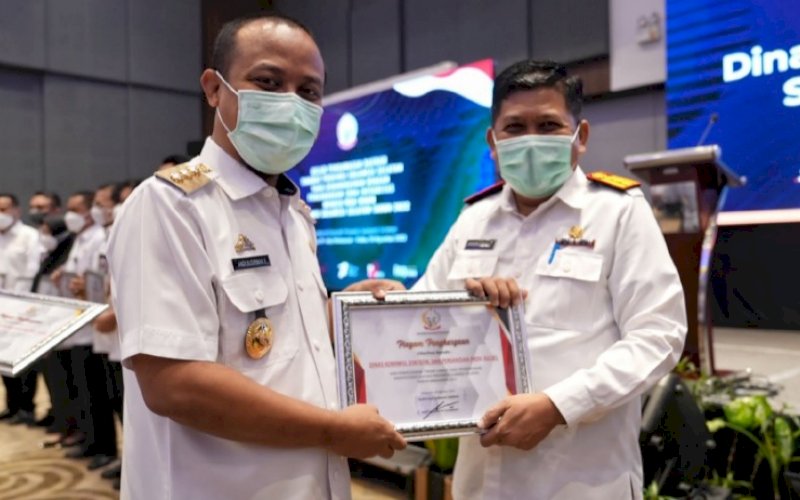 PENGHARGAAN. Gubernur Sulsel Andi Sudirman Sulaiman menyerahkan penghargaan pada Gelar Pengawasan Daerah (Larwasda) Provinsi Sulsel 2022 kepada Kepala Diskominfo-SP Provinsi Sulsel Amson Padolo di Hotel Four Points by Sheraton Makassar, Rabu (10/8/2022). foto: istimewa