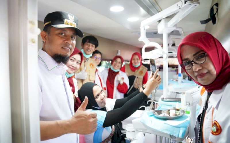 PENINJAUAN. Gubernur Sulsel, Andi Sudirman Sulaiman, meninjau pelaksanaan bakti sosial kesehatan di Lapangan Bakunge, Desa Mappesangka, Kecamatan Ponre, Kabupaten Bone, Sabtu (13/8/2022). foto: istimewa