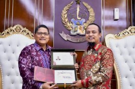 BI Serahkan Uang Kertas Cetakan Baru Nomor Seri Tahun Kelahiran Andi Sudirman