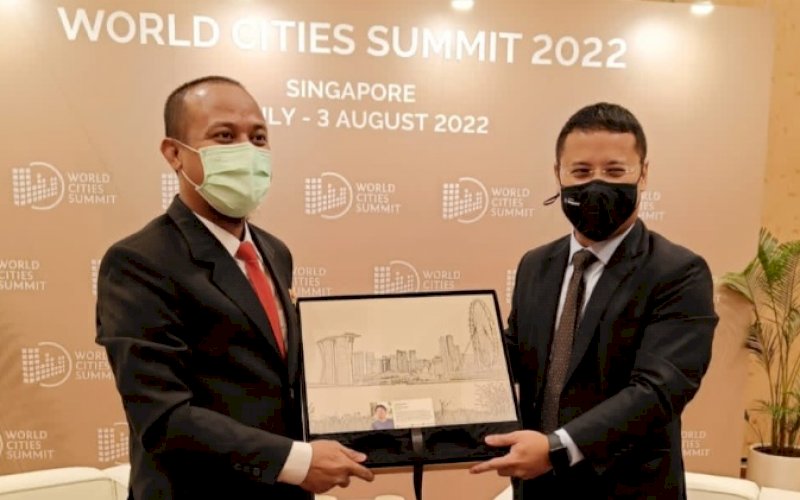 PERTEMUAN. Gubernur Sulsel Andi Sudirman Sulaiman, melakukan pertemuan khusus dengan salah satu menteri muda Singapura Desmond Lee, yang menjabat sebagai Menteri Pengembangan Nasional sekaligus Plt Menteri Integrasi Layanan Sosial (Minister for National Development and Minister in Charge of Social Services Integration Singapore) di Singapura, Senin (1/8/2022). foto: istimewa