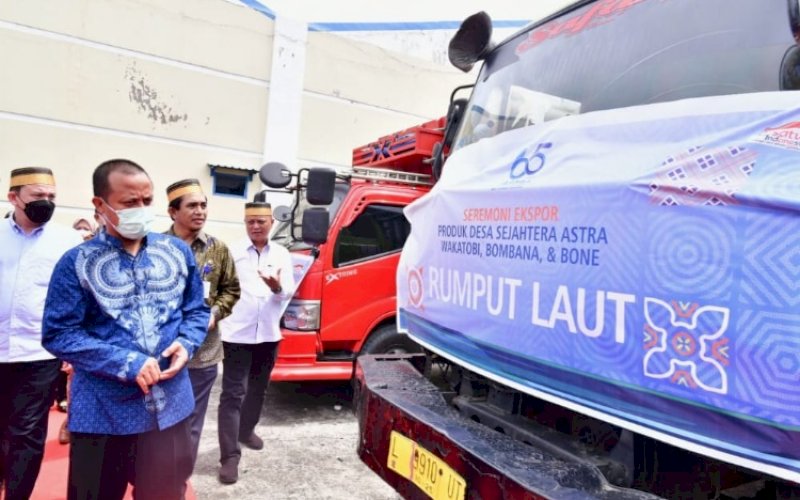 PELEPASAN. Gubernur Sulsel, Andi Sudirman Sulaiman, melepas ekspor produk Desa Sejahtera Astra (DSA) di Gudang PT Astra International, Makassar, Jumat (12/8/2022). foto: istimewa