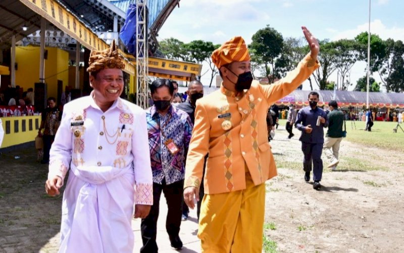 ACARA HUT. Gubernur Sulsel Andi Sudirman Sulaiman didampingi Bupati Toraja Utara Yohanis Bassang pada puncak kegiatan 14 Tahun Kabupaten Toraja Utara yang mengangkat tema 'Bergerak Maju Menuju Toraja Utara yang Mandiri, Berbudaya dan Berdaya Saing' di Lapangan Bakti, Singki&rsquo;, Kota Rantepao, Rabu (4/8/2022). foto: istimewa 