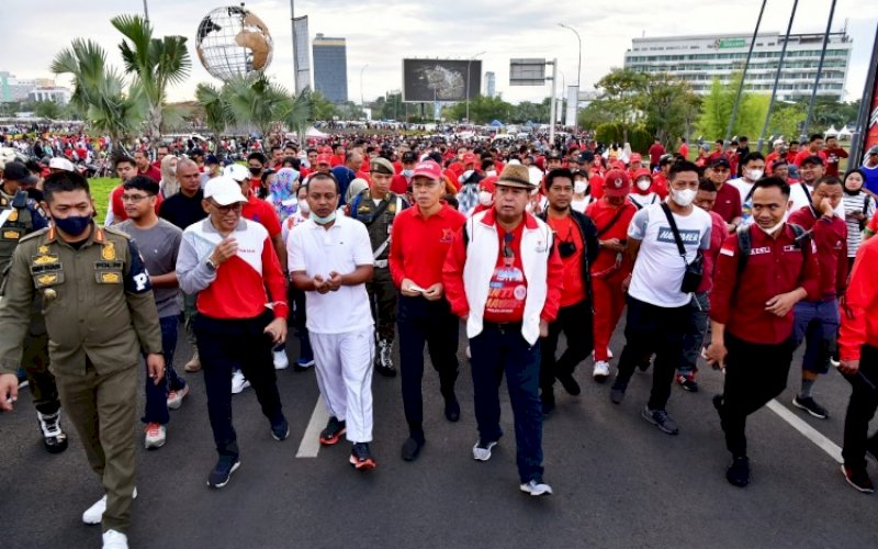 JALAN SEHAT. Gubernur Sulsel Andi Sudirman Sulaiman didampingi Sekda Provinsi Sulsel Abdul Hayat Gani jalan kaki bersama peserta jalan sehat Gerakan Sulsel Anti Mager di Kawasan Center Point of Indonesia (CPI) Makassar, Jumat (12/8/2022). foto: istimewa