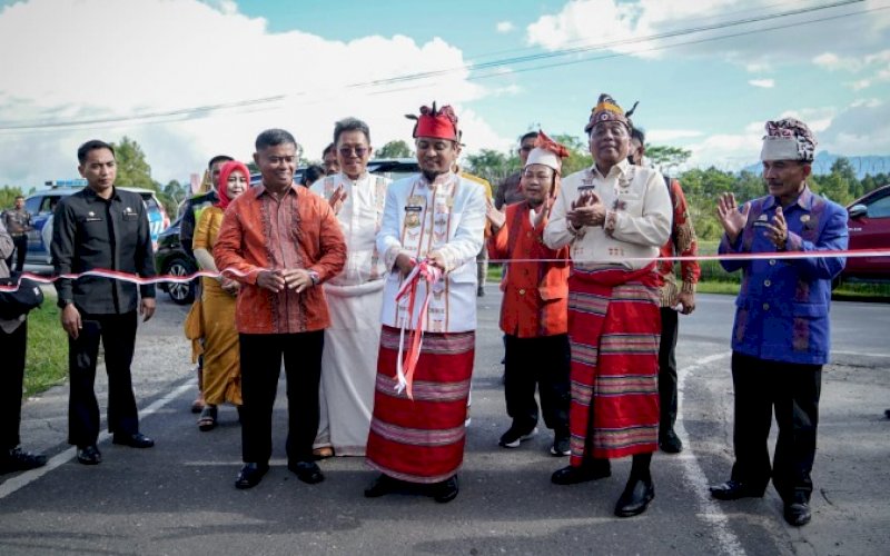 PERESMIAN. Gubernur Sulsel, Andi Sudirman Sulaiman, melakukan pengguntingan pita tanda peresmian, ruas jalan Batupapan-Bandara Pongtiku-batas Toraja Utara (Torut) di Kabupaten Tana Toraja, Rabu (31/8/2022). foto: istimewa