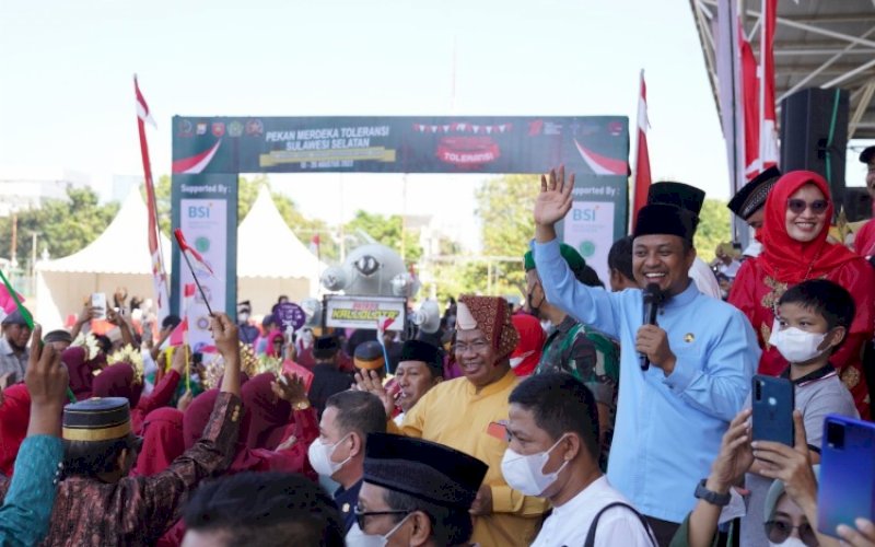 KARNAVAL MERDEKA. Gubernur Sulsel, Andi Sudirman Sulaiman, membuka Karnaval Merdeka Toleransi 'Merdeka Dalam Keberagaman, Toleran Dalam Perbedaan' sebagai rangkaian kegiatan 17 Agustus, 77 Tahun Kemerdekaan Indonesia di Lapangan Karebosi Makassar, Sabtu (20/8/2022). foto: istimewa