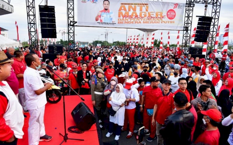 JALAN SEHAT. Gubernur Sulsel, Andi Sudirman Sulaiman, melepas peserta jalan sehat Gerakan Sulsel Anti Mager di Kawasan Center Point of Indonesia (CPI) Makassar, Jumat (12/8/2022). foto: istimewa