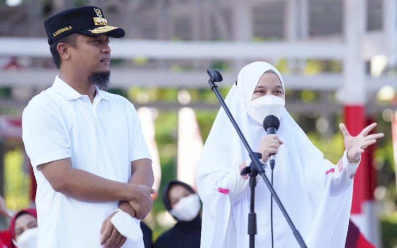 PELEPASAN. Gubernur Sulsel Andi Sudirman didampingi Ketua Tim Penggerak PKK Sulsel Naoemi Octarina melepas peserta jalan sehat Gerakan Sulsel Anti Mager di Rumah Jabatan Gubernur Sulsel, Jumat (26/8/2022). foto: istimewa