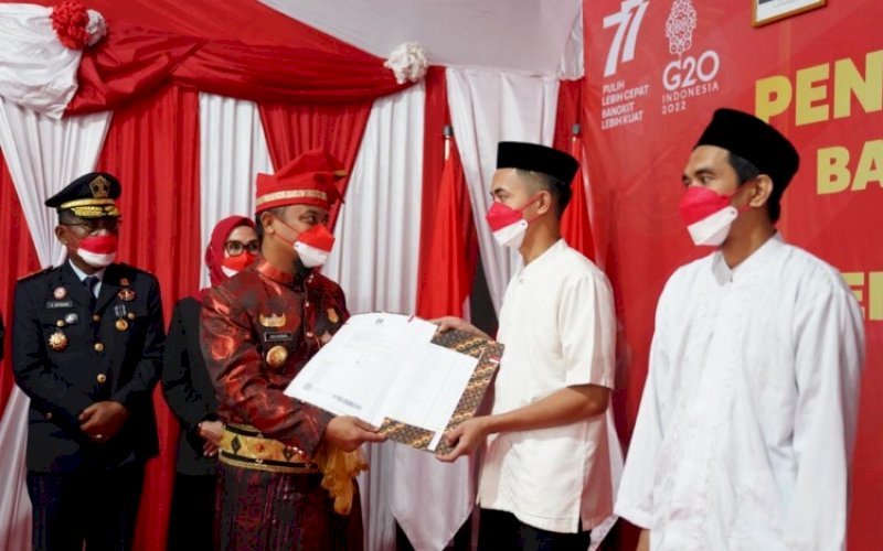 PENYERAHAN. Gubernur Sulsel, Andi Sudirman Sulaiman, menyerahkan Surat Keputusan Kemenkumham kepada sejumlah perwakilan narapidana di Lapas Klas I&nbsp;Makassar, Rabu (17/8/2022). foto: istimewa