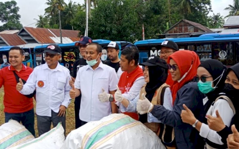 SAMPAH. Gubernur Sulsel, Andi Sudirman Sulaiman, melihat langsung hasil sampah yang pungut ribuan peserta jalan santai Anti Mager (Malas Gerak) yang dilaksanakan di Desa Mappesangka, Kecamatan Ponre, Kabupaten Bone, Sabtu (13/8/2022). foto: istimewa