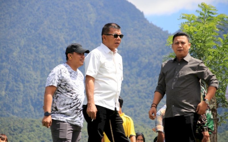 KUNJUNGAN. Bupati Bulukumba Andi Muchtar Ali Yusuf bersama anggota DPR RI Andi Iwan Darmawan Aras, dan Kepala BBWS Pompengan Jeneberang Kementerian PUPR Provinsi Sulsel Djaya Sukarno melihat lokasi rencana pembangunan bendungan yang berada di Desa Kahayya Kecamatan Kindang, Kabupaten Bulukukba, Sabtu (6/8/2022). foto: istimewa