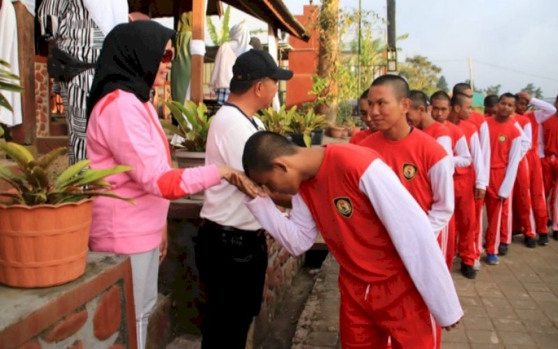 BERSALAMAN. Bupati Bulukumba Andi Muchtar Ali Yusuf didampingi istri Andi Herfida Attas menyalami anggota Paskibraka Bulukumba pada studi wisata atau liburannya di Masagena Cottage Malino, Kabupaten Gowa, Sabtu (27/8/2022). foto: istimewa