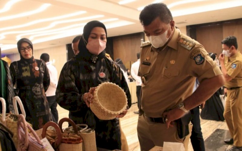 KERAJINAN. Bupati Bulukumba Andi Muchtar Ali Yusuf bersama istri Andi Herfida Attas yang baru saja dilantik sebagai Ketua Dekranasda Kabupaten Bulukumba Masa Bakti 2021-2026 melihat hasil kerajinan di sela-sela acara pelantikan pengurus Dekranasda Provinsi Sulsel Sisa Masa Bakti 2018-2023 di Hotel Claro Makassar, Senin (29/8/2022). foto: istimewa