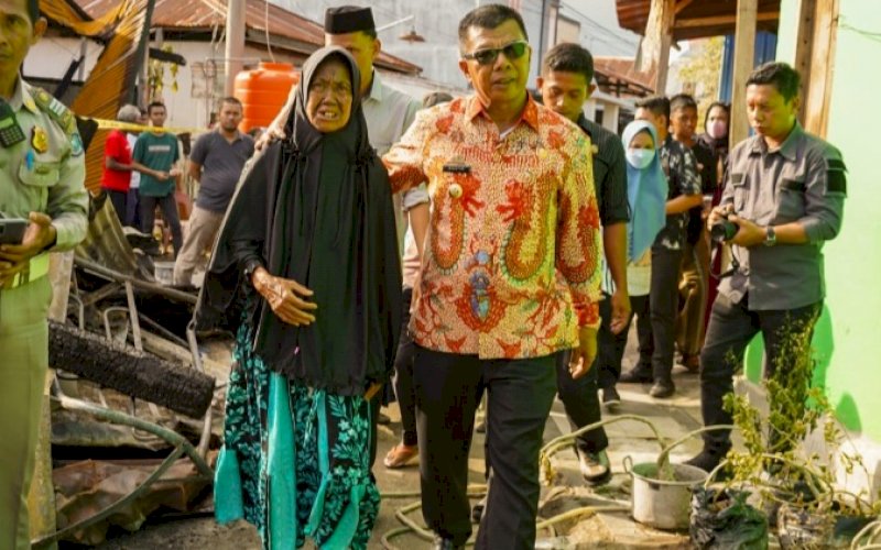PEDULI. Bupati Bulukumba, Andi Muchtar Ali Yusuf, mengunjungi warga korban kebakaran yang terjadi di lingkungan Appaserengnge, Kelurahan Bentenge, Kecamatan Ujungbulu, Kabupaten Bulukumba, Kamis (25/8/2022). foto: istimewa