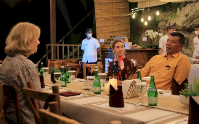 JAMUAN. Bupati Bulukumba Andi Muchtar Ali Yusuf menjamu Konsulat Jenderal (Konjen) Australia di Makassar Bronwyn Robbins di Tanjung Bira, tepatnya di Paddupa Resort, Kabupaten Bulukumba, Kamis (4/8/2022). foto: istimewa