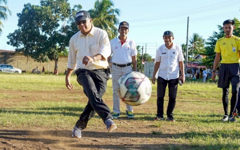 TENDANGAN PERTAMA. Bupati Bulukumba, Andi Muchtar Ali Yusuf, menendang bola pertama sebagai penanda dimulainya turnamen Bupati Cup 2022 tingkat Kecamatan Rilau Ale di Lapangan Sepak Bola Desa Bontomanai, Rabu (3/8/2022). foto: istimewa