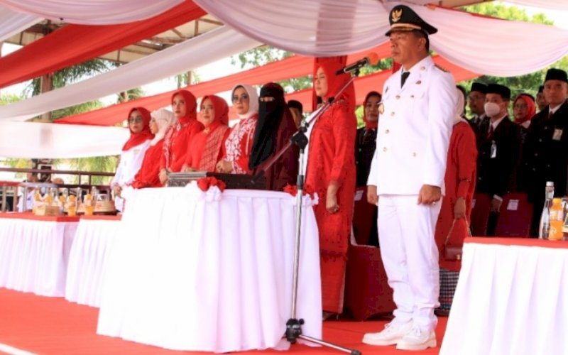 HUT RI. Bupati Bulukumba, Andi Muchtar Ali Yusuf, memimpin upacara peringatan Hari Ulang Tahun (HUT) Kemerdekaan Republik Indonesia (RI) Ke-77 di Lapangan Pemuda (Lapda) Bulukumba, Rabu (17/8/2022). foto: istimewa