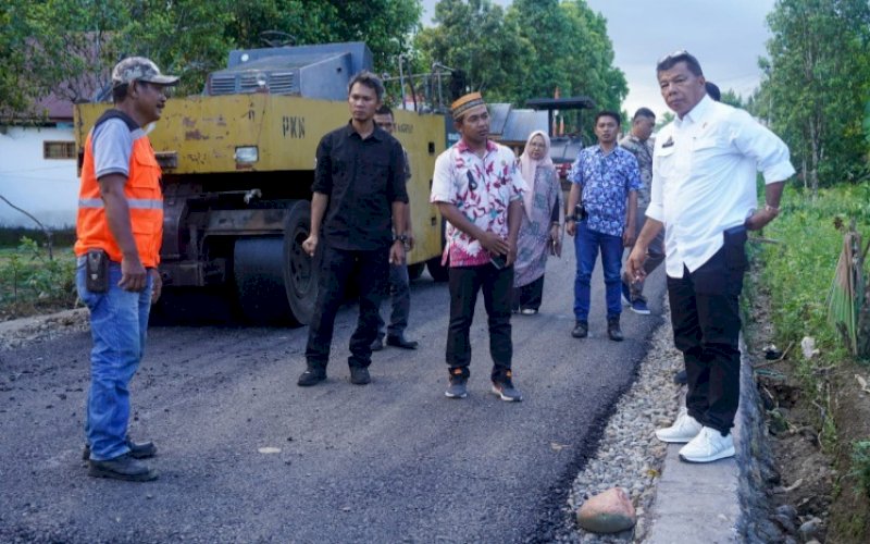PENINJAUAN. Bupati Bulukumba Andi Muchtar Ali Yusuf (kanan) didampingi Kepala Desa Benteng Gantarang Asbar meninjau pengerjaan proyek jalan ruas Dampang-Bontorita, Kamis (11/8/2022). foto: istimewa