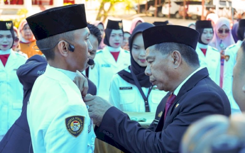 PENGUKUHAN. Bupati Bulukumba, Andi Muchtar Ali Yusuf, mengukuhkan Paskibraka yang akan bertugas pada peringatan HUT Kemerdekaan Republik Indonesia Ke-77 2022 di Lapangan Pemuda pada 17 Agustus mendatang dikukuhkan melalui upacara pengukuhan di Rumah Jabatan Bupati, Senin (15/8/2022). foto: istimewa