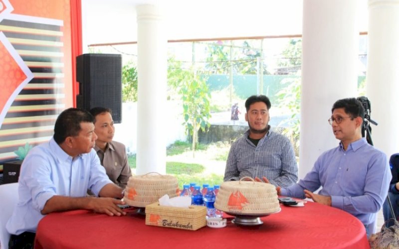 PERTEMUAN. Bupati Bulukumba Andi Muchtar Ali Yusuf menerima kunjungan mantan Wakil Ketua KPK periode 2015-2019 Laode Muhammad Syarif di sela-sela kesibukannya mengikuti rangkaian acara HUT Kemerdekaan RI Ke-77 di Pendopo Rumah Jabatan Bupati Bulukumba, Selasa (16/8/2022). foto: istimewa