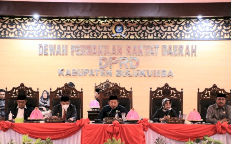 RAPAT PARIPURNA. Bupati Bulukumba, Andi Muchtar Ali Yusuf (kedua kiri), menghadiri rapat paripurna DPRD Kabupaten Bulukumba dengan dua agenda, yaitu persetujuan bersama tiga ranperda dan penyerahan KUA dan PPAS tahun anggaran 2023 di DPRD Kabupaten Bulukumba, Rabu (3/8/2022). foto: istimewa