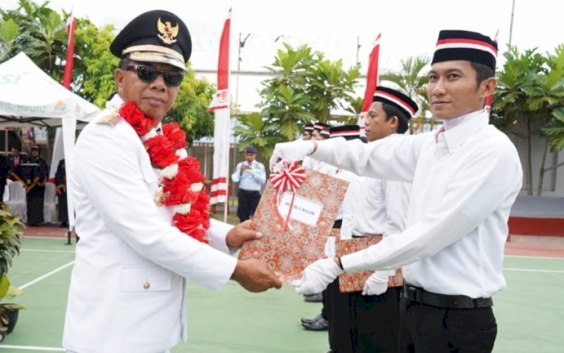 PENYERAHAN. Bupati Bulukumba, Andi Muchtar Ali Yusuf, menyerahkan secara simbolis SK Menkumham tentang pemberian Remisi Umum bagi Narapidana dan Anak dalam rangka Hari Kemerdekaan RI di Halaman Kantor Lapas Klas IIA Bulukumba, Rabu (17/8/2022). foto: istimewa