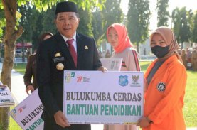 Andi Utta Serahkan Bantuan Baznas Bulukumba