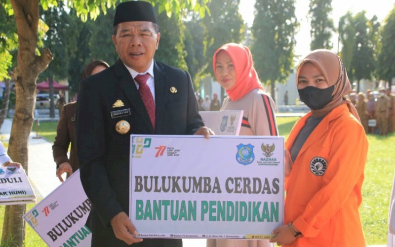 PENYERAHAN. Bupati Bulukumba, Andi Muchtar Ali Yusuf, menyerahkan bantuan dari Badan Amil Zakat Nasional (Baznas) Bulukumba di sela-sela Apel Gabungan OPD lingkup Pemkab Bulukumba, Senin (15/8/2022). foto: istimewa