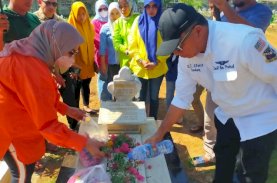 Andi Utta Ziarahi Makam Adiknya di Macanda