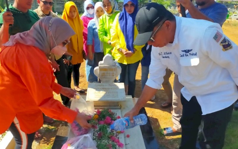 ZIARAH. Bupati Bulukumba Andi Muchtar Ali Yusuf didampingi istrinya Andi Herfida Attas menziarahi makam adiknya, Andi Muhammad Yusuf, di pekuburan Macanda, Kabupaten Gowa, Minggu (28/8/2022). foto: istimewa
