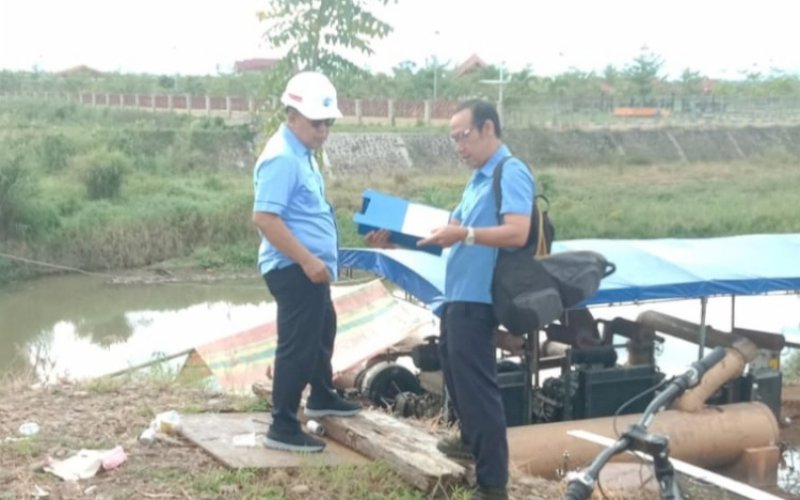PENINJAUAN. Direktur Teknik Perumda Air Minum Kota Makassar, Asdar Ali (kiri), saat meninjau langsung pengoperasian pompa air baku yang terpasang di Sungai Moncongloe, Selasa (30/8/2022). foto: istimewa