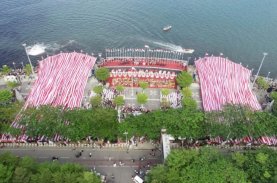 5.005 Meter Bendera Merah Putih Selimuti Anjungan Pantai Losari