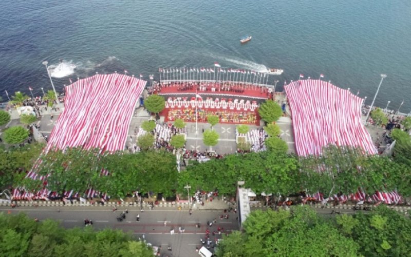 HUT RI. Bendera Merah Putih sepanjang 5.005 meter menyelimuti pelataran Bugis Makassar, Anjungan Pantai Losari yang digelar dalam rangka HUT Kemerdekaan RI Ke-77, Rabu (17/8/2022). foto: istimewa