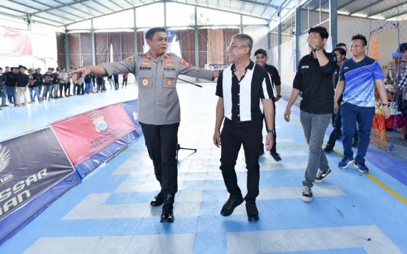 FUTSAL COMPETITION. Kapolrestabes Makassar Kombes Pol Budi Haryanto didampingi Direktur Utama Perumda Air Minum Kota Makassar Beni Iskandar membuka sekaligus melakukan tendangan perdana pertanda dimulainya pertandingan Futsal Competition yang diinisiasi Batalyon 120 Makassar yang diberi tema 'Kapolrestabes Cup 2022 - Junjung Tinggi Sportivitas' di RTH PDAM Sport Arena, Kamis (11/8/2022). foto: istimewa