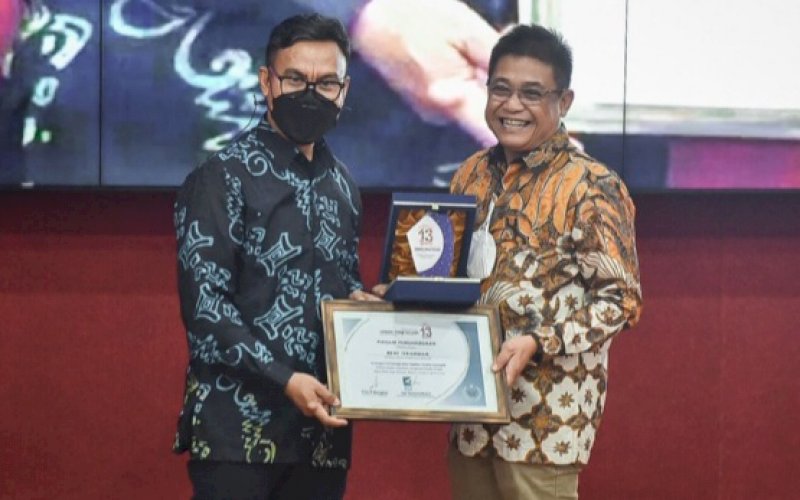 PENGHARGAAN. Direktur Direktur Utama Perumda Air Minum Kota Makassar, Beni Iskandar (kanan), menerima penghargaan sebagai Lembaga dan Badan Usaha Inovatif pada acara 'Kabar Makassar Award 2022' dalam rangka Anniversary 13 Years Kabar Makassar di Ballroom Teater UNM di Kota Makassar, Senin (29/8/2022) malam. foto: istimewa