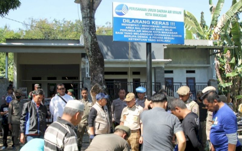 PAPAN BICARA. Direktur Utama Perumda Air Minum Kota, Beni Iskandar, turun langsung pada pemasangan papan bicara tentang peringatan dan larangan untuk tidak menempati tanah di atas aset milik Perumda Air Minum Kota Makassar serta larangan mencemari dan mengotori jalur sepanjang aliran air baku, Sabtu (20/8/2022). foto: istimewa