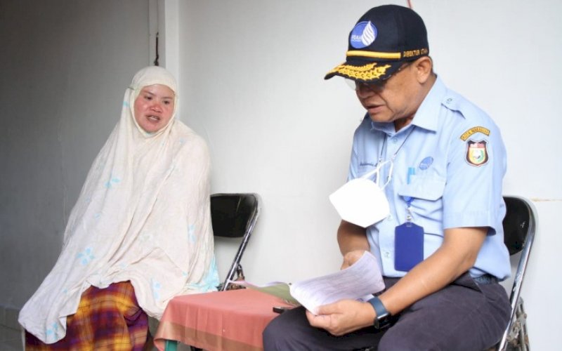 PENAGIHAN. Direktur Utama Perumda Air Minum Kota Makassar, Beni Iskandar, saat turun ke rumah pelanggan melakukan penagihan serentak, Senin (29/8/2022). foto: istimewa