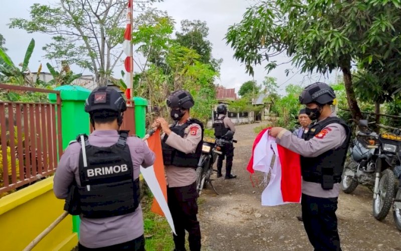 PATROLI KRYD. Tim patroli KRYD Batalyon C Pelopor Satbrimob Polda Sulsel berkeliling mengimbau masyarakat untuk mengibarkan bendera Merah Putih di rumah masing-masing serta mengganti bendera milik warga yang telah pudar atau usang di Kabupaten Bone, Senin (8/8/2022). foto: istimewa