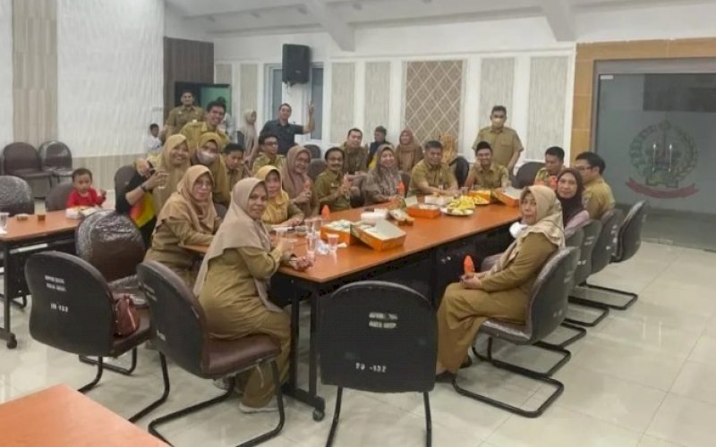 BUKA PUASA. ASN dan Non ASN OPD lingkup Pemprov Sulsel melaksanakan buka Puasa Asyura secara bersama-sama di Kantor Gubernur Sulsel, Senin (8/8/2022). foto: istimewa