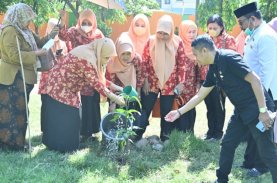 Hari Anak Nasional, DWP Sulsel Tanam Pohon di SMA