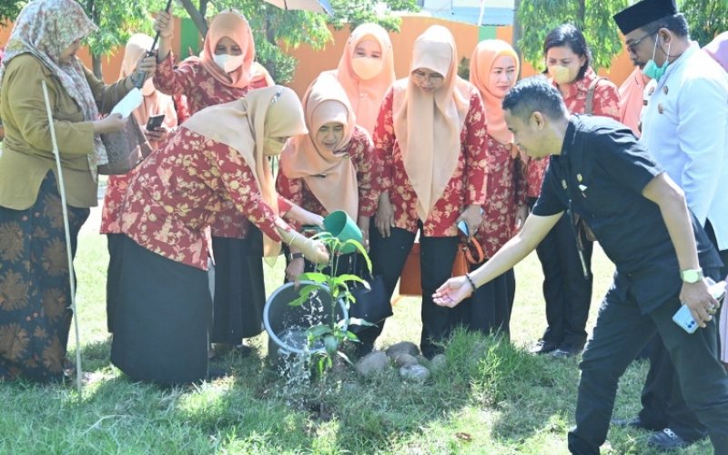 TANAM POHON. DWP Provinsi Sulsel menggelar kegiatan penanaman pohon di lingkungan SMA/SMK, Jumat (19/8/2022). foto: istimewa