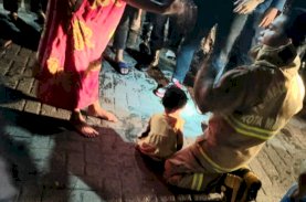 Aksi Heroik Damkar Makassar Selamatkan Balita dari Kepungan Api