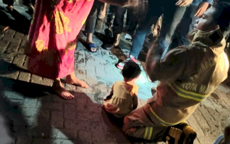 PENYELAMATAN. Personel Dinas Pemadam Kebakaran Kota Makassar berhasil menyelamatkan seorang balita dalam peristiwa kebakaran yang terjadi di kawasan Pasar Toddopuli, Kecamatan Panakkukang, Kota Makassar, Minggu (28/8/2022). foto: istimewa