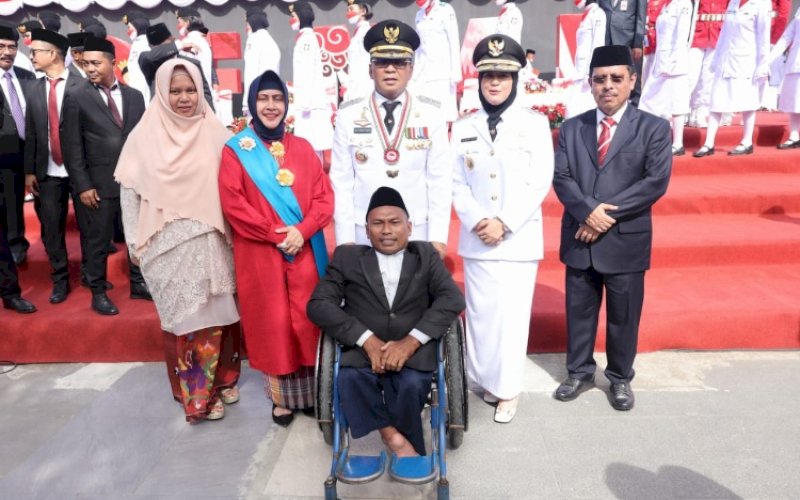 HUT RI. Wali Kota Makassar, Moh Ramdhan Pomanto, bersama penyandang disabilitas pada perayaan HUT Kemerdekaan RI Ke-77 di di Anjungan City of Makassar, Pantai Losari,Rabu (17/8/2022). foto: istimewa