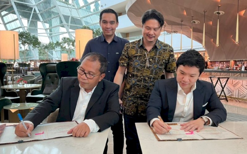 LOA. Wali Kota Makassar Moh Ramdhan Pomanto melakukan penandatanganan Letter of Agreement (LoA) dengan Managing Director The Spectrum Solutions Group (TSSG) Edward Chang di Singapura, Selasa (2/8/2022). foto: istimewa