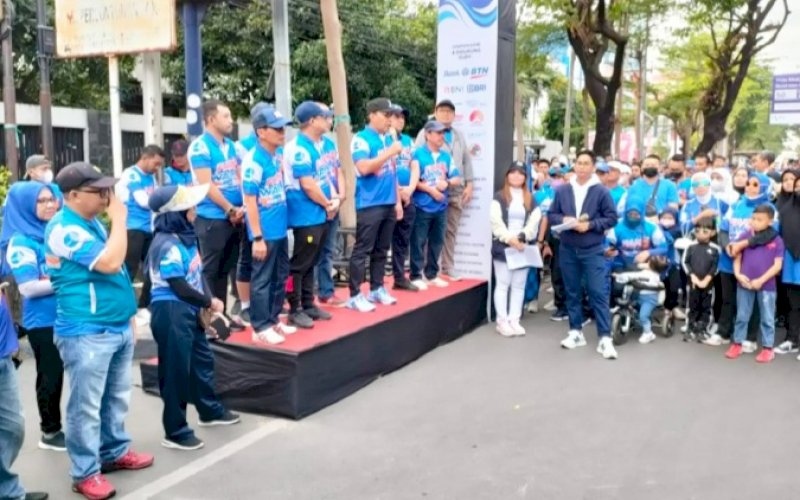 FAMWALK. Wali Kota Makassar, Moh Ramdhan Pomanto, melepas peserta Famwalk dalam rangka HUT Perumda Air Minum Kota Makassar Ke-98, Minggu (7/8/2022). foto: istimewa