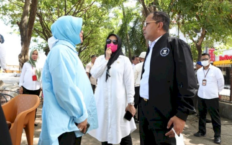 PENINJAUAN. Wali Kota Makassar Moh Ramdhan Pomanto bersama Ketua TP PKK Kota Makassar Indira Jusuf Ismail dan Wakil Wali Kota Makassar Fatmawati Rusdi saat meninjau persiapan Makassar F8 di Anjungan Pantai Losari Makassar, Rabu (31/8/2022). foto: istimewa