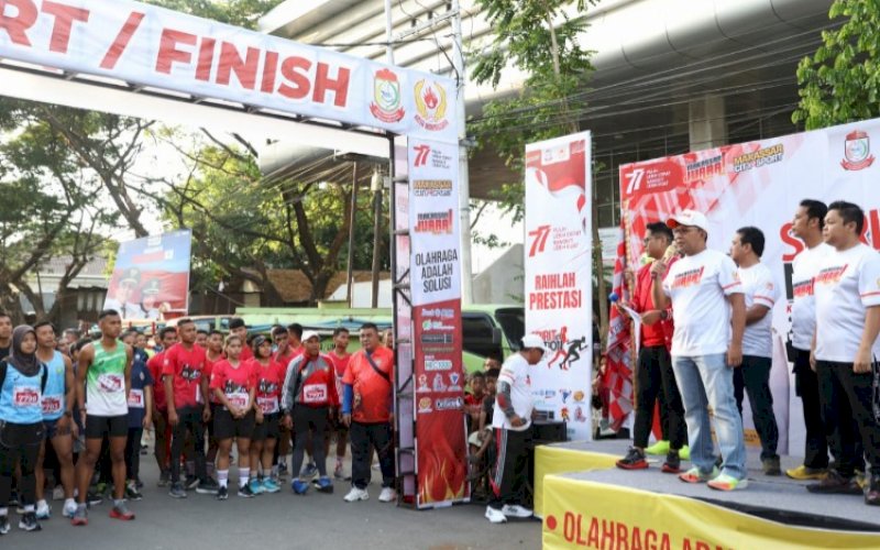 PELEPASAN. Wali Kota Makassar, Moh Ramdhan Pomanto, melepas peserta jalan santai dan lari 5K di Kantor KONI Makassar, Minggu (28/8/2022). foto: istimewa