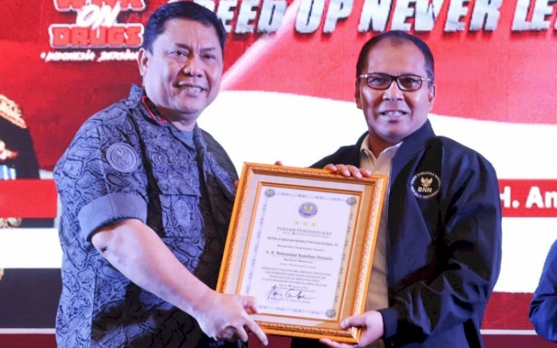 PENGHARGAAN. Wali Kota Makassar Moh Ramdhan Pomanto menerima penghargaan dari Kepala BNN RI Komisaris Jenderal Polisi Petrus Reinhard Golose di Hotel Claro Makassar, Rabu (31/8/2022). foto: istimewa